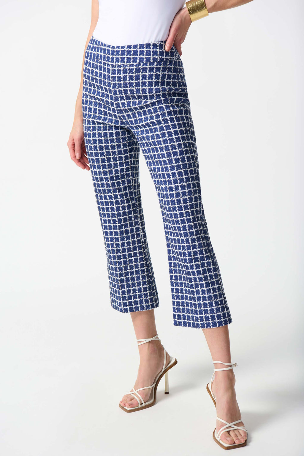 Discover the dynamic style of these geometric printed woven stretch jacquard pants. The flared leg and structured contour waistband combine comfort and elegance. This piece is perfect for versatile fashion statements. Embrace the chic pattern and express your individuality with this playful addition to your wardrobe!