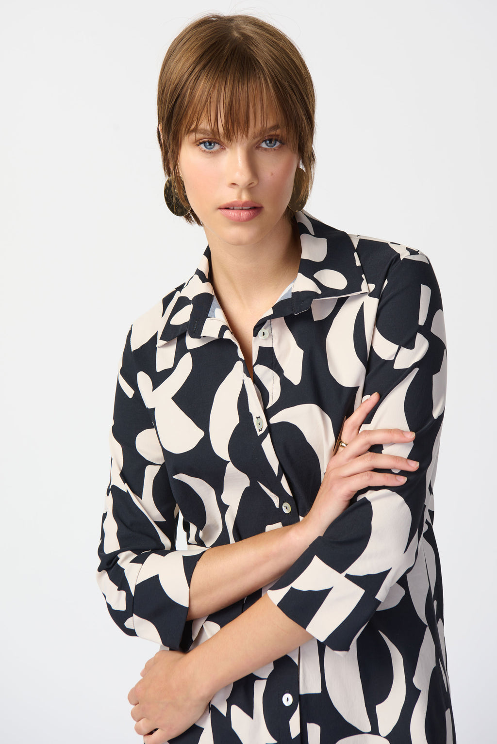 Embrace a chic, carefree look with this airy stretch poplin trapeze dress. Featuring three-quarter sleeves and an intricate shirt collar, this dress strikes the perfect balance between comfort and sophistication. The buttoned opening at the front adds detail, while the lively abstract print enlivens the ensemble.